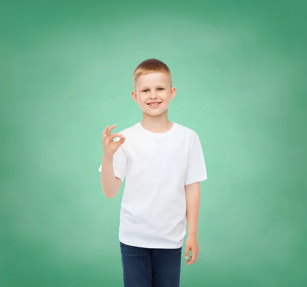 Liten pojke i vit t-shirt gör ok gest — Stockfoto