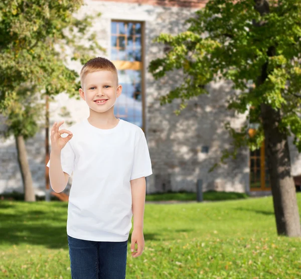 Niño sonriente en camiseta blanca en blanco — Foto de Stock