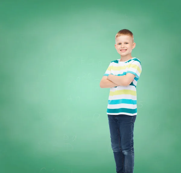 Kleine jongen in casual kleding met gekruiste armen — Stockfoto