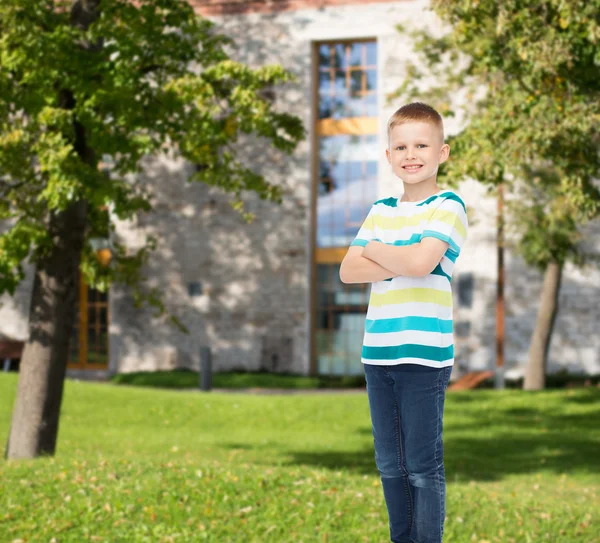 Petit garçon souriant en vêtements décontractés — Photo