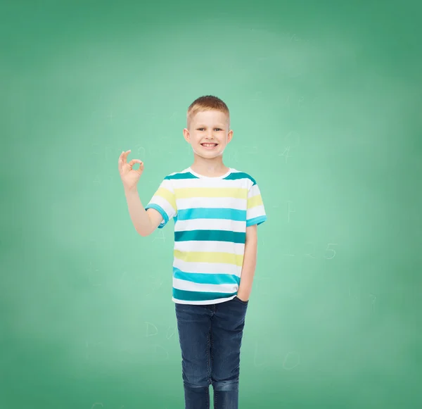 Kleiner Junge in lässiger Kleidung macht Ok-Geste — Stockfoto