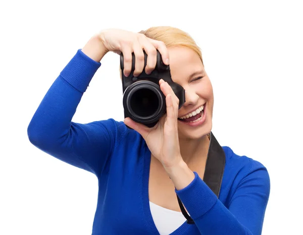Gülümseyen kadın dijital kamera ile fotoğraf çekimi — Stok fotoğraf