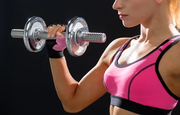 Gros plan de la femme sportive avec haltère en acier lourd — Photo