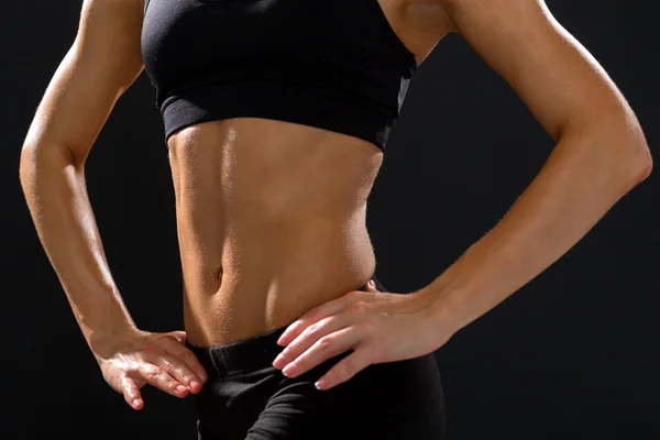 Primer plano de los abdominales femeninos atléticos en ropa deportiva —  Fotos de Stock