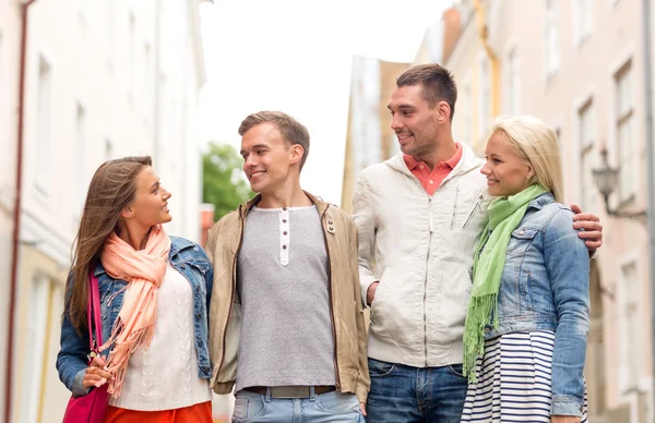 Gruppe lächelnder Freunde spaziert durch die Stadt — Stockfoto