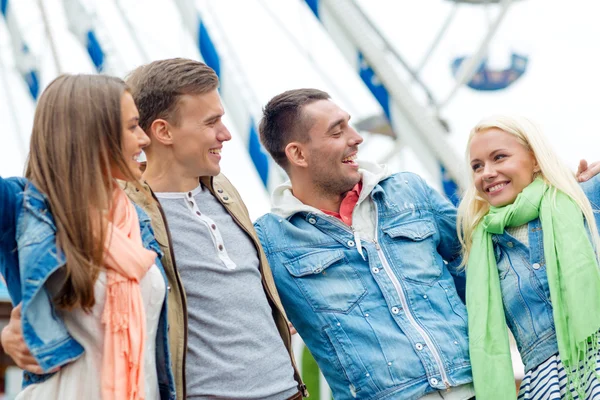 Grupo de amigos sorridentes no parque de diversões — Fotografia de Stock