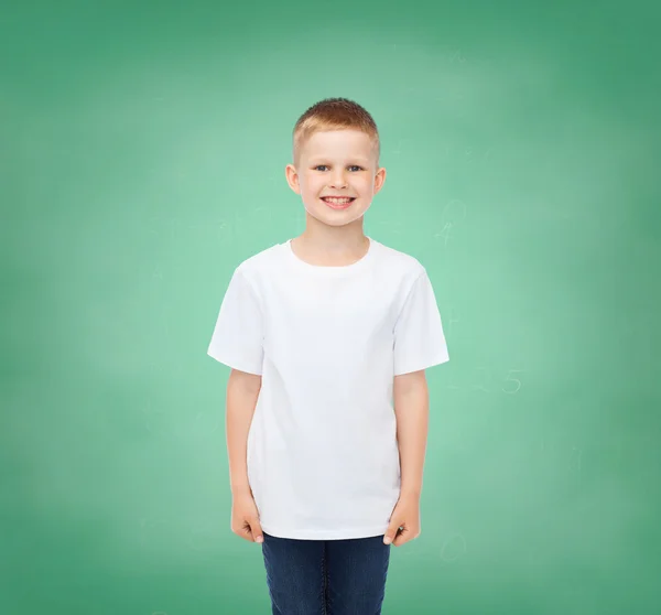 Маленький мальчик в белой футболке Стоковое Фото