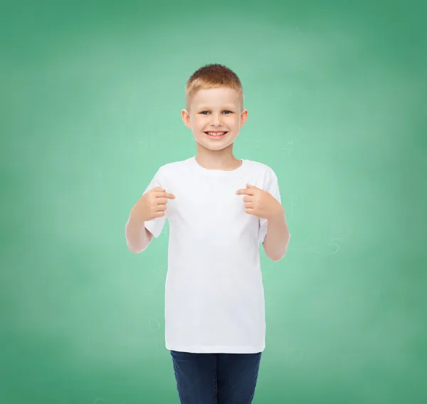 Niño pequeño en camiseta blanca apuntando con el dedo — Foto de Stock
