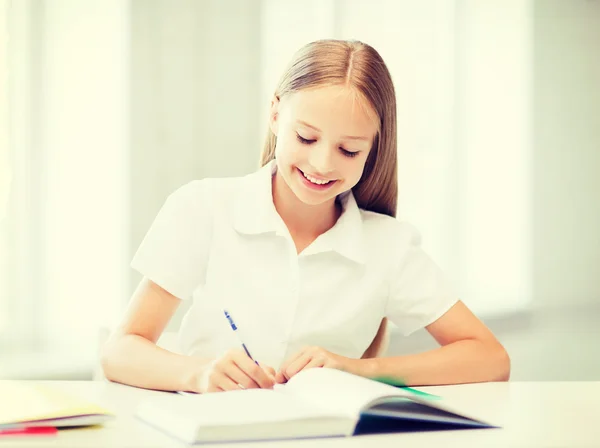 Student tjej studerar på skolan — Stockfoto