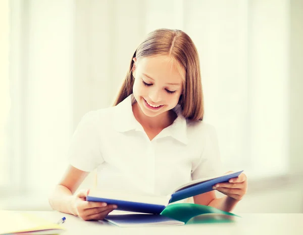 Estudiante chica estudiando en la escuela — Foto de Stock