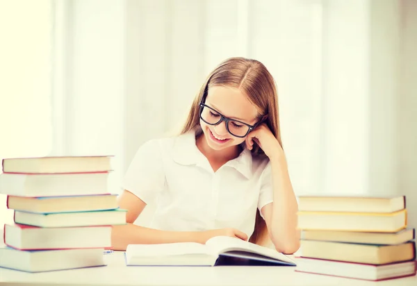 Estudiante chica estudiando en la escuela — Foto de Stock