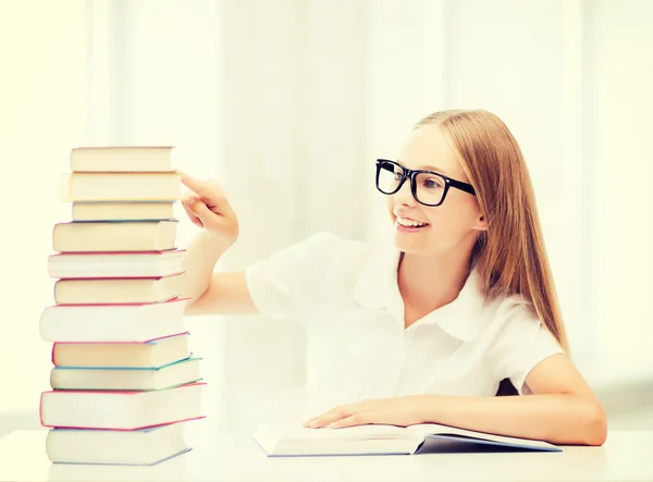 Estudiante chica estudiando en la escuela —  Fotos de Stock