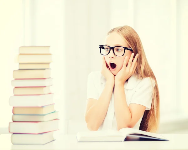 Fille avec beaucoup de livres à l'école — Photo