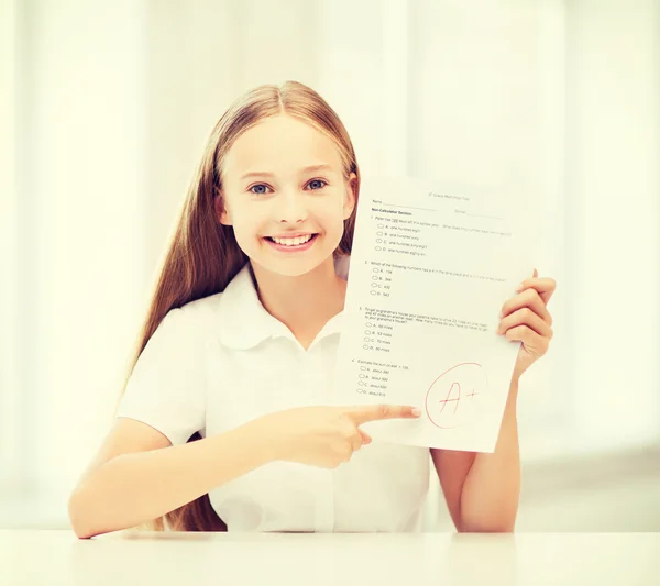 Menina com teste e nota na escola — Fotografia de Stock