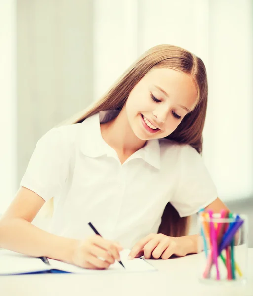 Piccolo studente ragazza disegno a scuola — Foto Stock