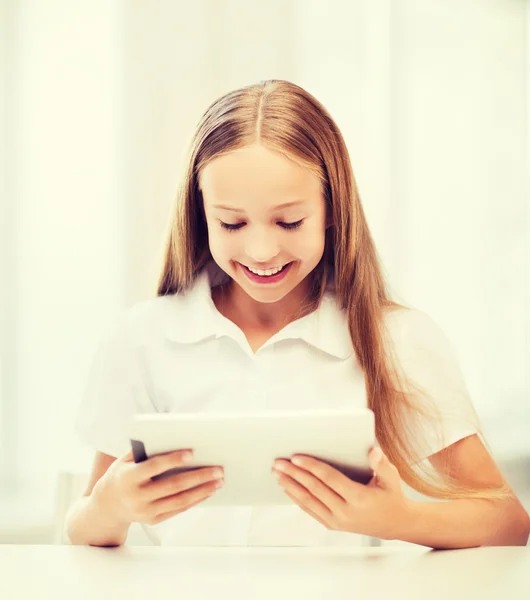 Menina com tablet pc na escola — Fotografia de Stock