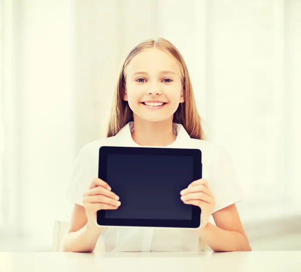 Dziewczyna z komputera typu tablet w szkole — Zdjęcie stockowe