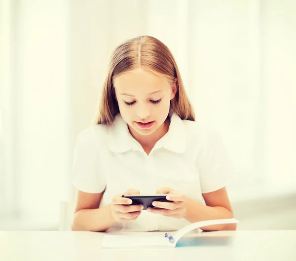 Fille avec smartphone à l'école — Photo