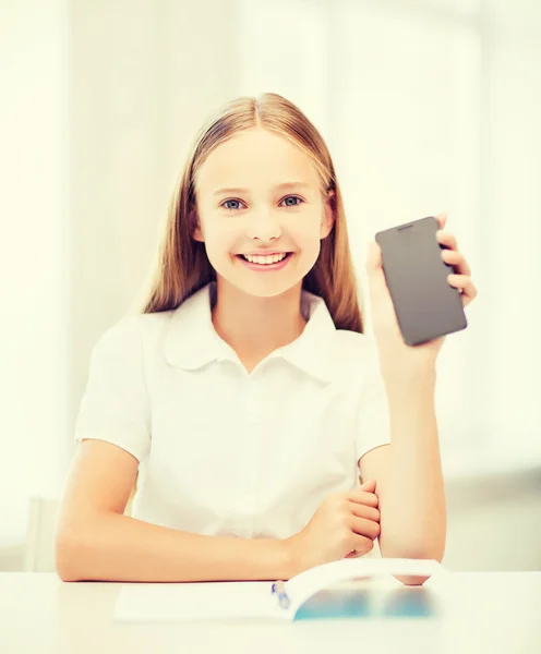 Dívka s smartphone ve škole — Stock fotografie