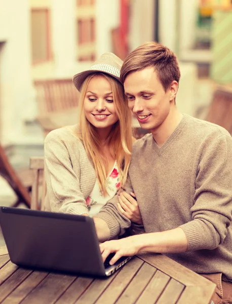 Casal com laptop no café — Fotografia de Stock