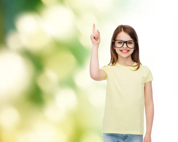 Sorrindo bonito menina em óculos pretos — Fotografia de Stock