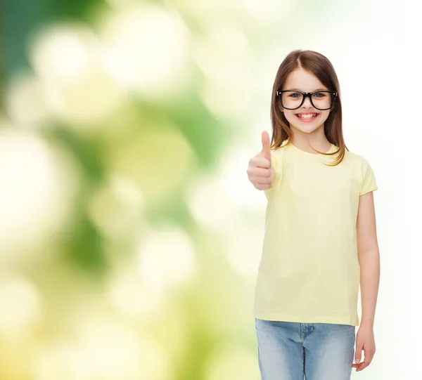 Sonriente linda niña en gafas negras — Foto de Stock