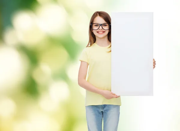 Menina vestindo óculos com placa em branco — Fotografia de Stock