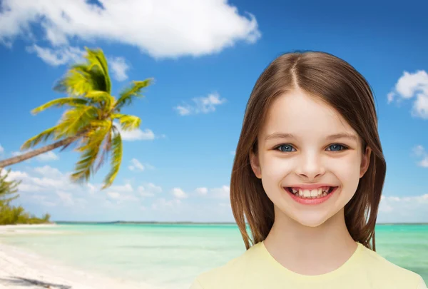 Sorrindo menina sobre fundo branco — Fotografia de Stock