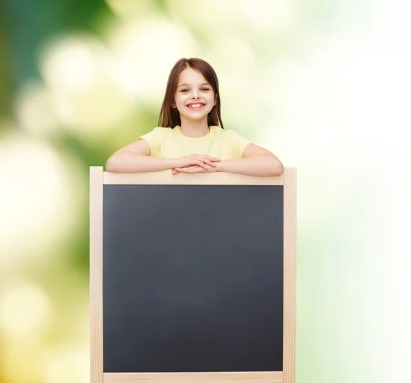 Menina feliz com quadro negro em branco — Fotografia de Stock