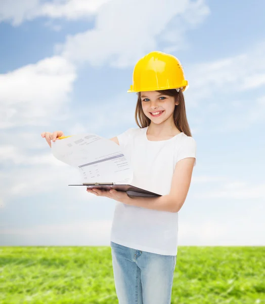 Sorridente bambina in hardhat con appunti — Foto Stock