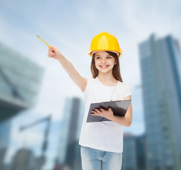 Sorridente bambina in hardhat con appunti — Foto Stock