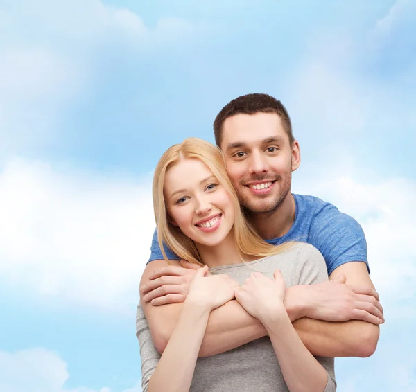 Sonriente pareja abrazándose —  Fotos de Stock