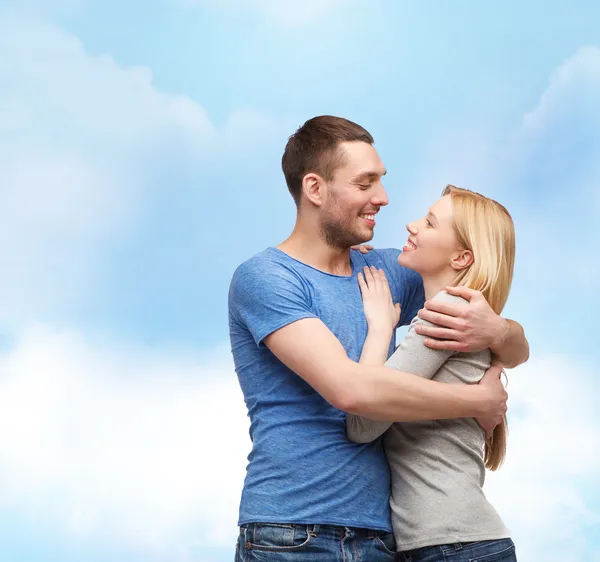 Casal sorridente abraçando e olhando um para o outro — Fotografia de Stock