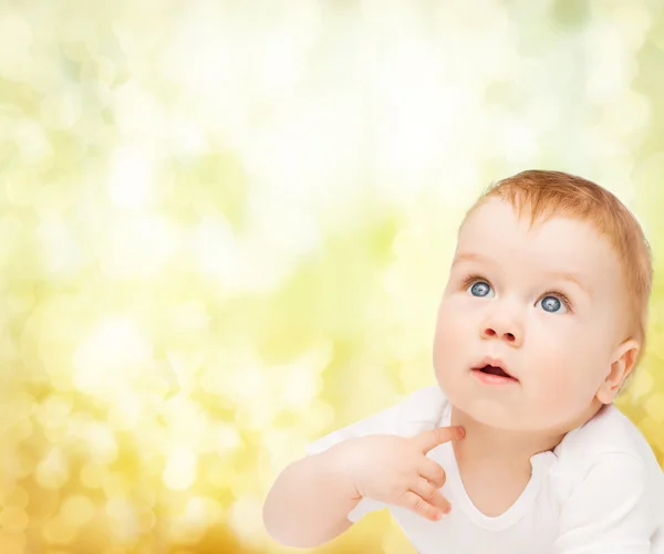 Curioso bebé mirando hacia arriba — Foto de Stock