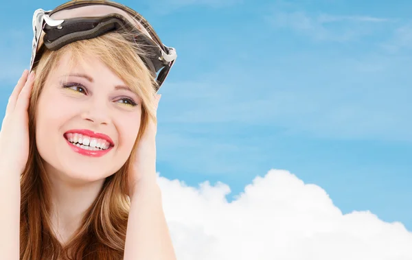 Sorridente ragazza adolescente in occhiali da snowboard — Foto Stock
