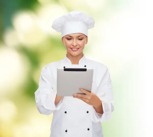 Sorrindo chef feminino com computador tablet pc — Fotografia de Stock