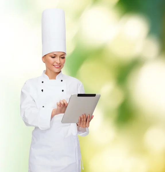 Sorrindo chef feminino com computador tablet pc — Fotografia de Stock