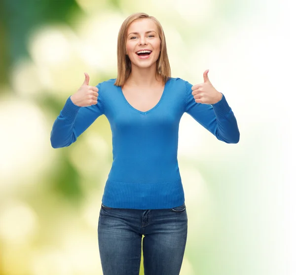 Sonriente chica en ropa casual mostrando los pulgares hacia arriba — Foto de Stock