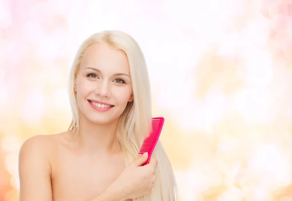 Mujer sonriente con cepillo de pelo — Foto de Stock