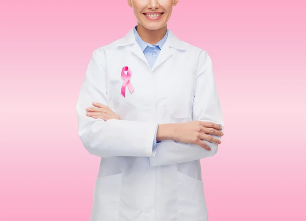 Närbild på läkare med cancer awareness ribbon — Stockfoto