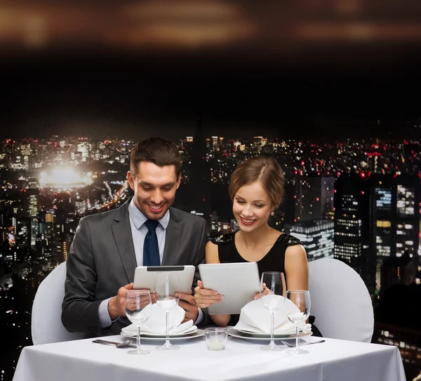 Couple with menus on tablet pc at restaurant — Stock Photo, Image