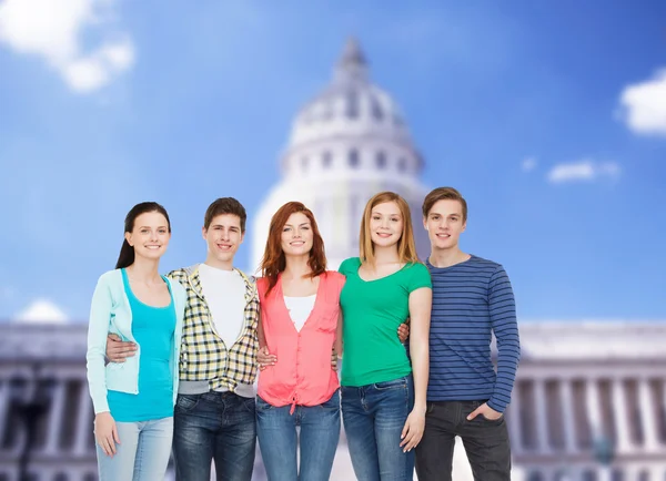 Groep lachende studenten permanent — Stockfoto