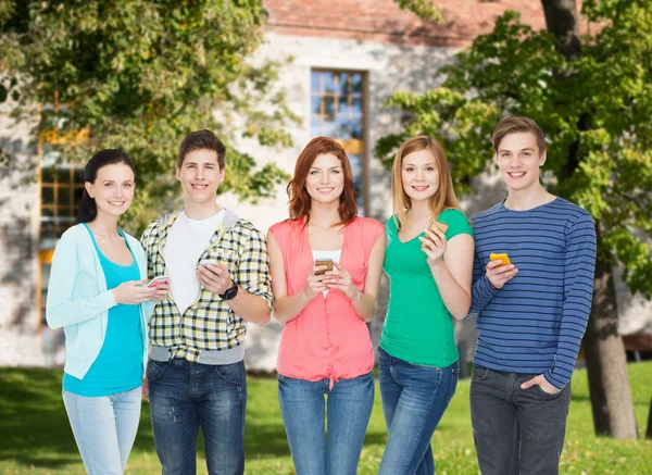 Étudiants souriants avec smartphones — Photo