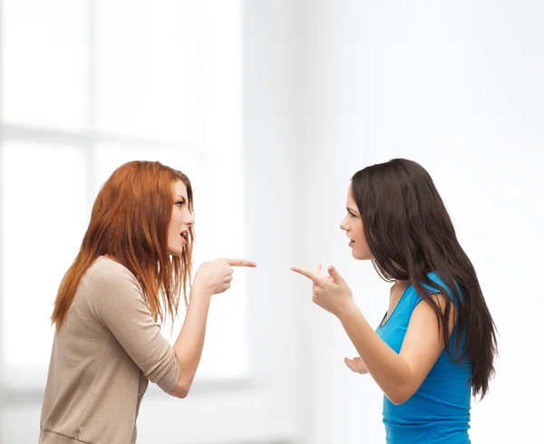 Two teenagers having a fight — Stock Photo, Image