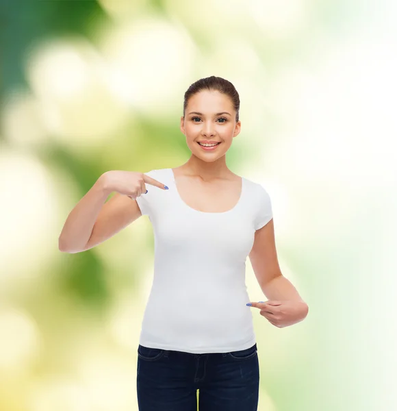 Mujer joven sonriente en camiseta blanca en blanco — Foto de Stock