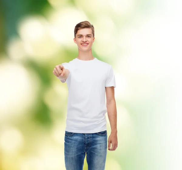 Smiling young man in blank white t-shirt — Stock Photo, Image