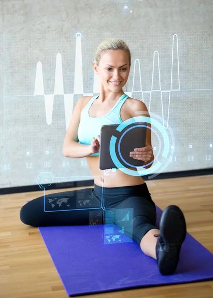 面带笑容的女人，tablet pc 在健身房 — 图库照片
