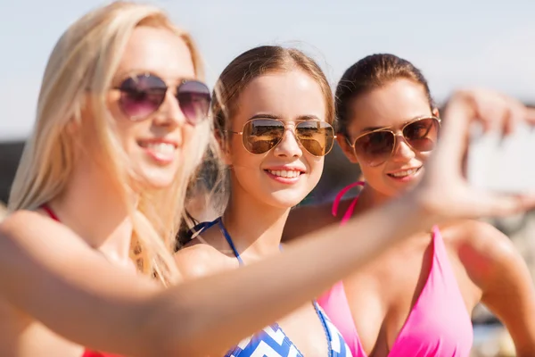 Grupa kobiet uśmiechający się co selfie na plaży — Zdjęcie stockowe