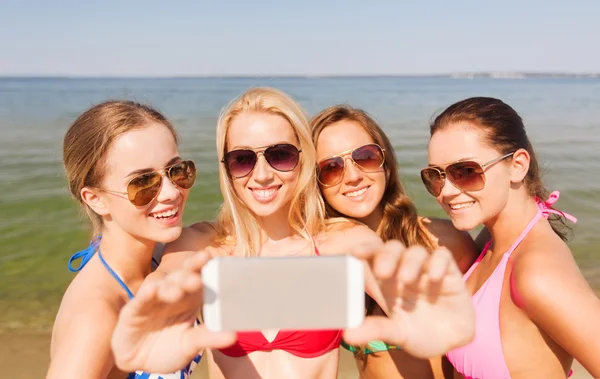 Grupa kobiet uśmiechający się co selfie na plaży — Zdjęcie stockowe