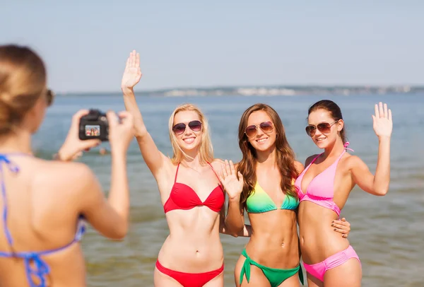 Grupp leende kvinnor fotografering på stranden — Stockfoto